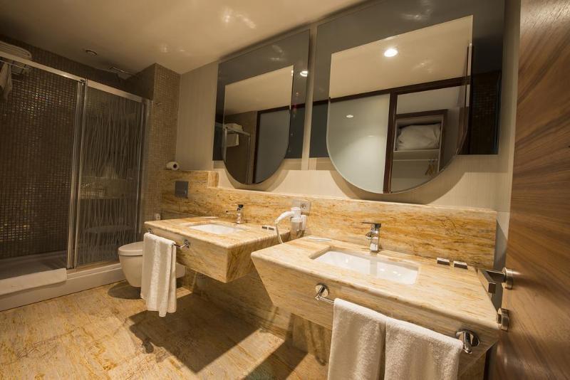 Hotel Ramada By Wyndham Gemli̇K Gemlik Exterior foto